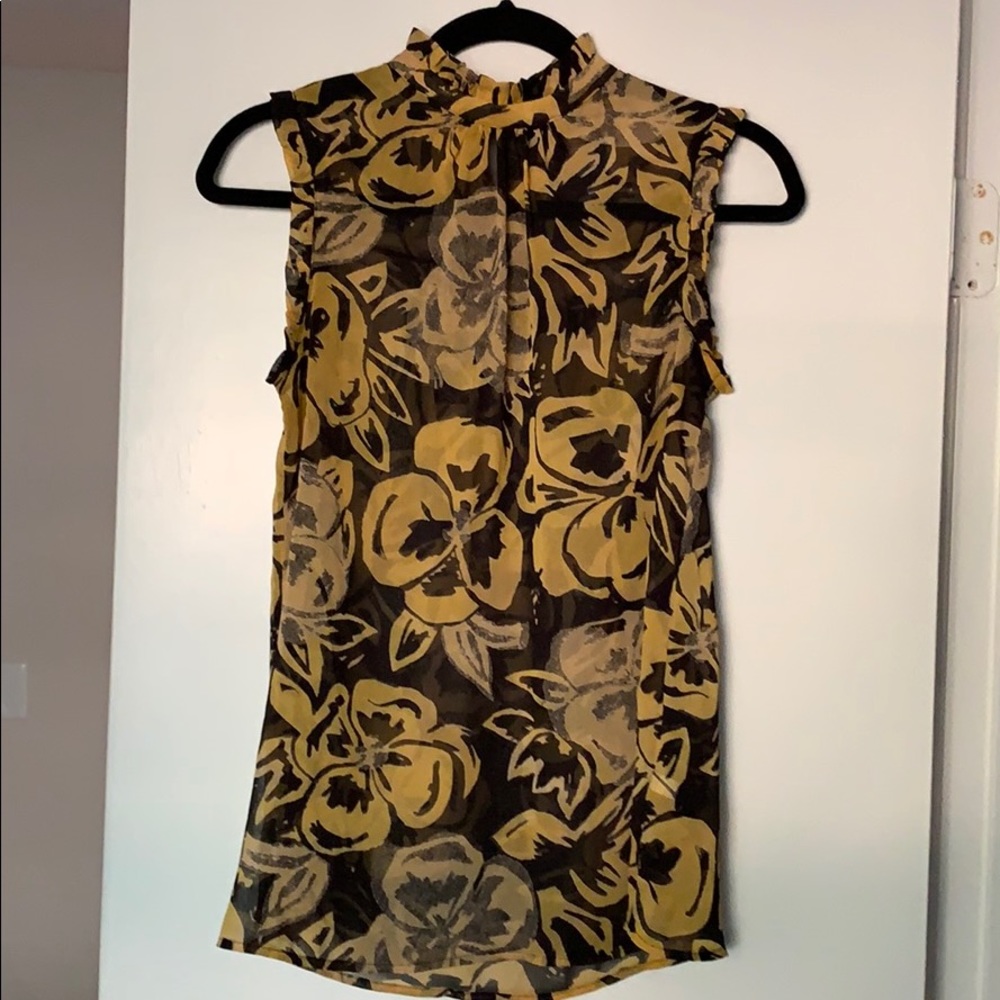 Light Pattern Ruffle Top